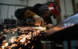 Nhà sản xuất vi phạm hợp đồng, chậm giao hàng hoặc sản phẩm lỗi? Việt Luật Group tư vấn các biện pháp pháp lý và quy trình khởi kiện hiệu quả tại Việt Nam.